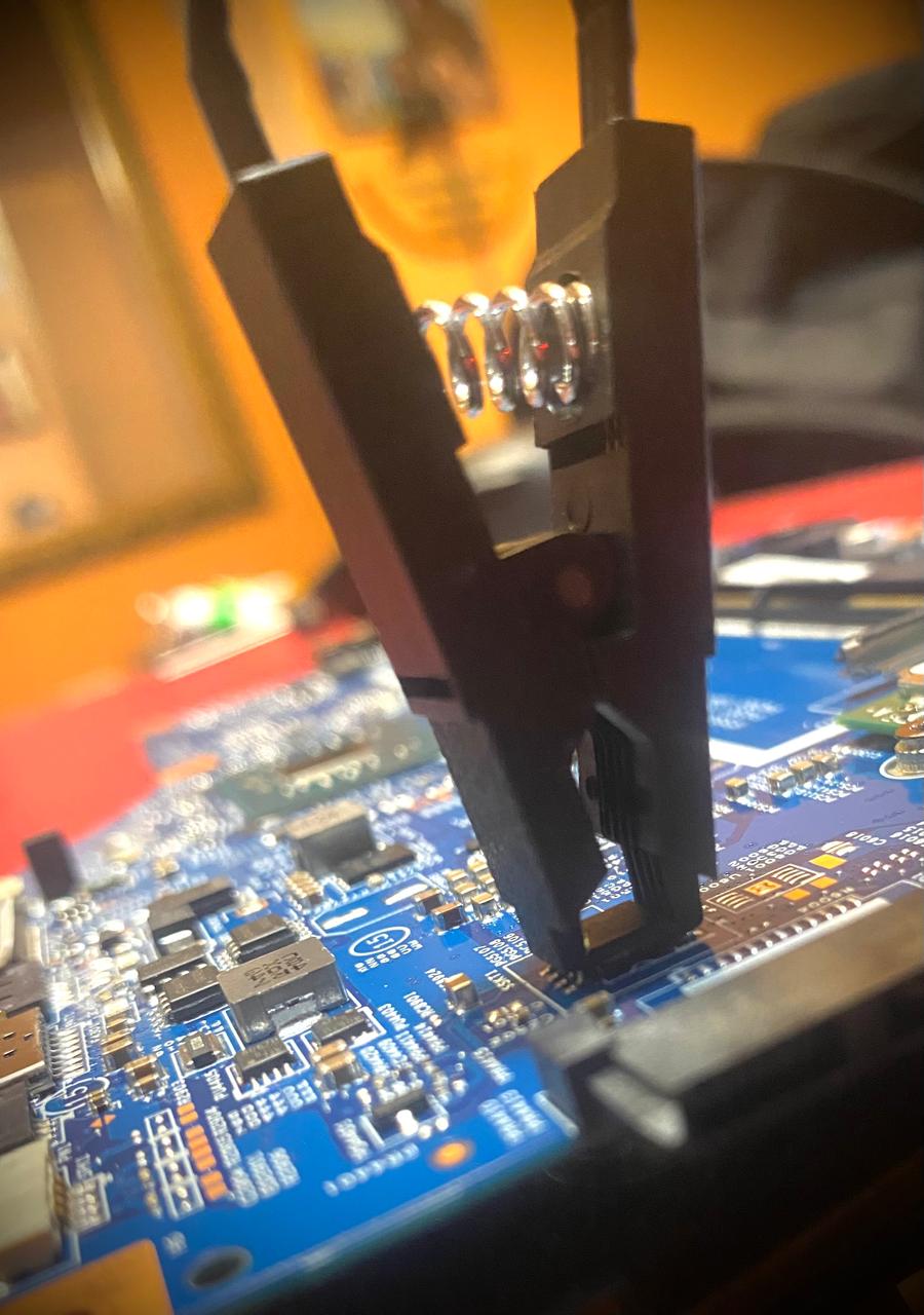 Pinza conectada a placa madre durante una intervención electrónica