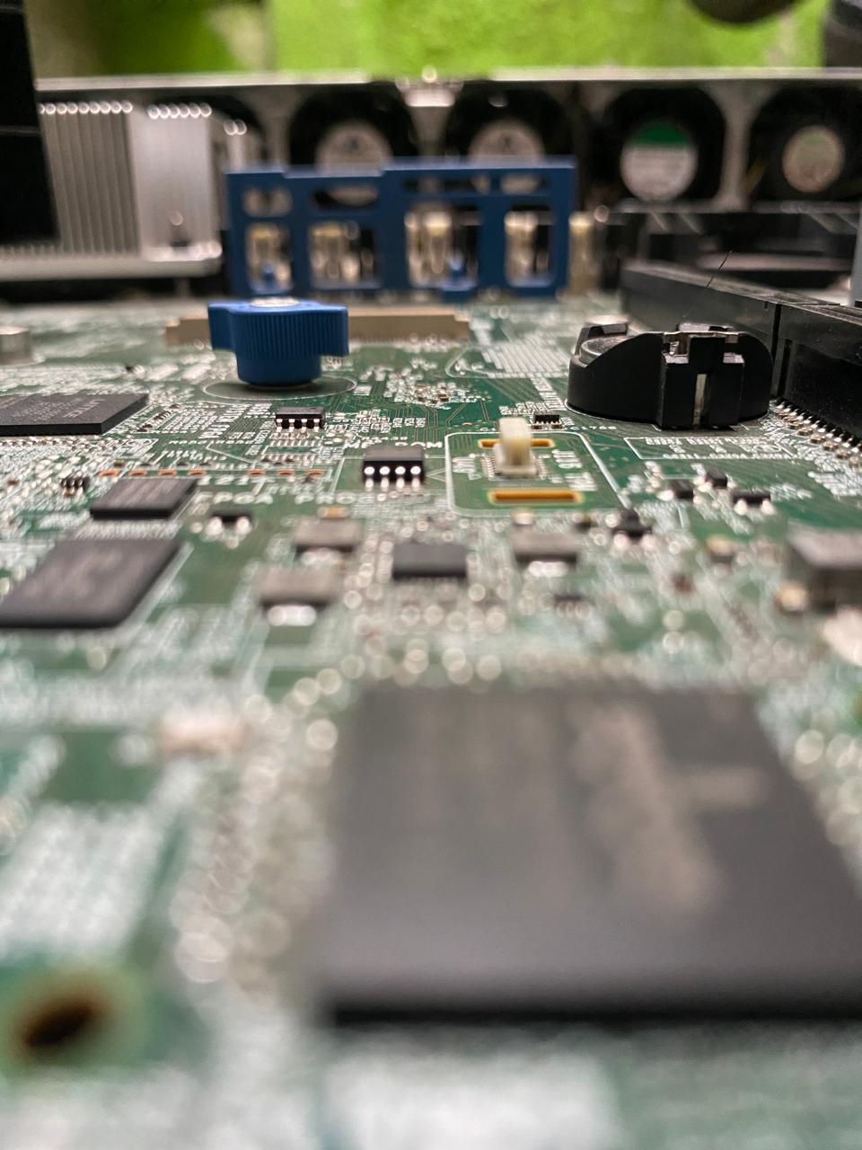 Vista cercana de placa electrónica sobre mesa de trabajo