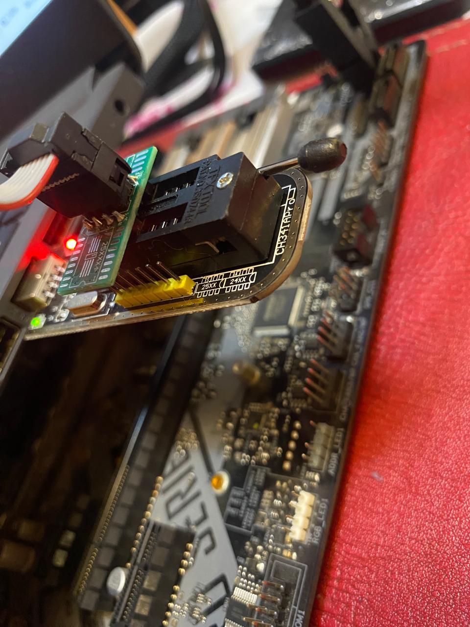 Programador conectado a chip BIOS durante procedimiento técnico