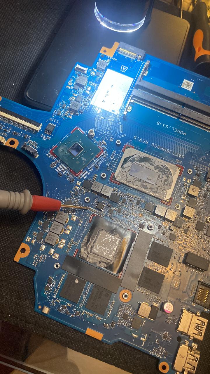 Placa madre de notebook en evaluación con instrumental de laboratorio